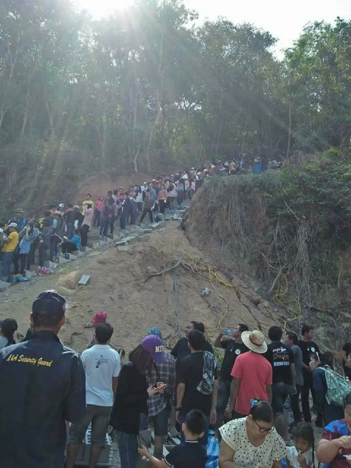 พลังศรัทธาเป็นหนึ่งเดียว!! ประชาชนจากทั่วทุกสารทิศนับพันคน หลั่งไหลมาที่วัดเขาตะแบก เพื่อช่วยกันผสมปูนมาเทลานวัดและทางขึ้นวิหารหลวงพ่อโสธร