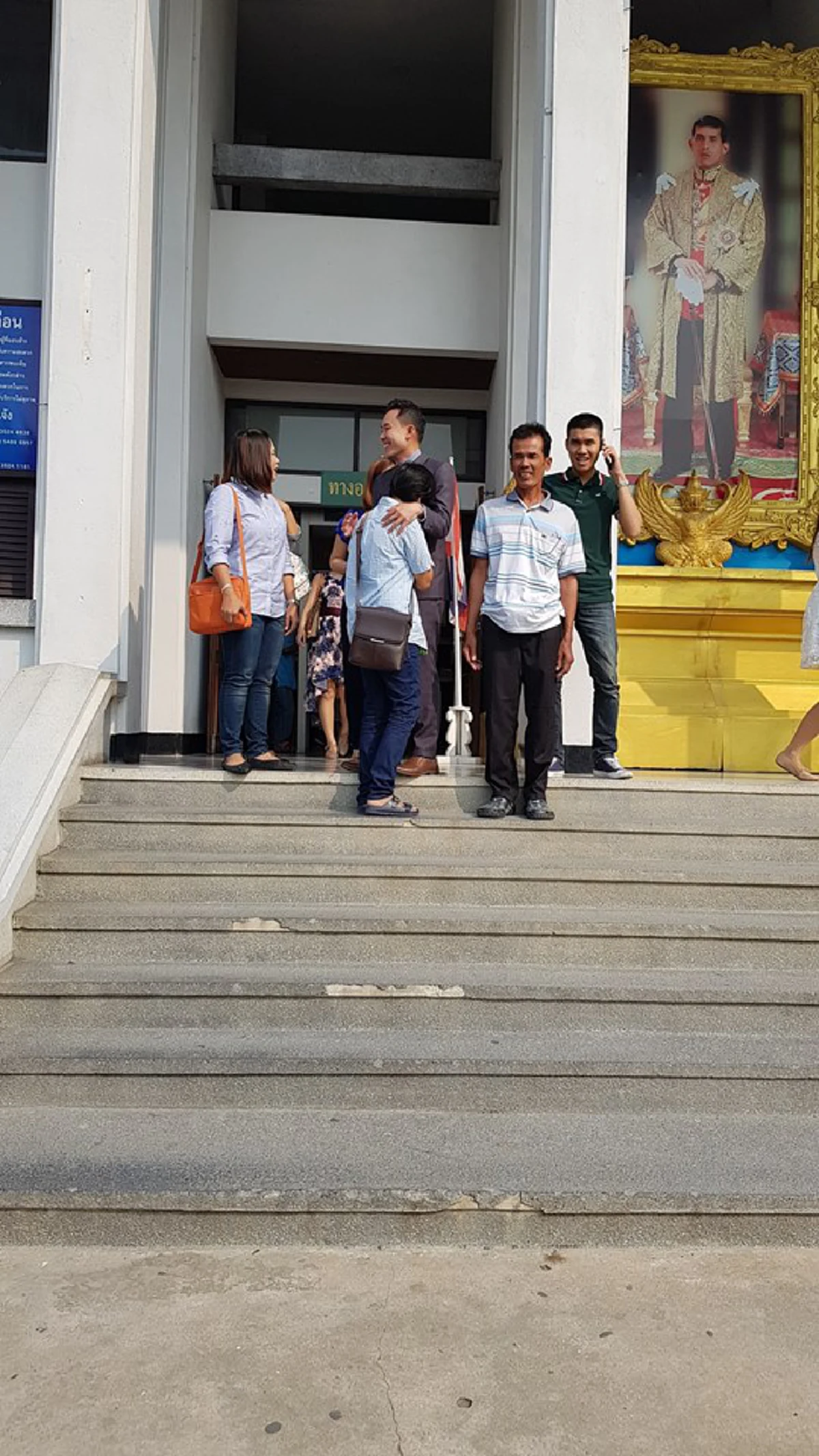 เห็นแล้วน้ำตาไหล !! เปิดวินาที " นายทหารอากาศ " ก้มกราบพ่อ แม่ หลังถูกยัดยา !  ติดคุกฟรี !!? (ชมคลิป)