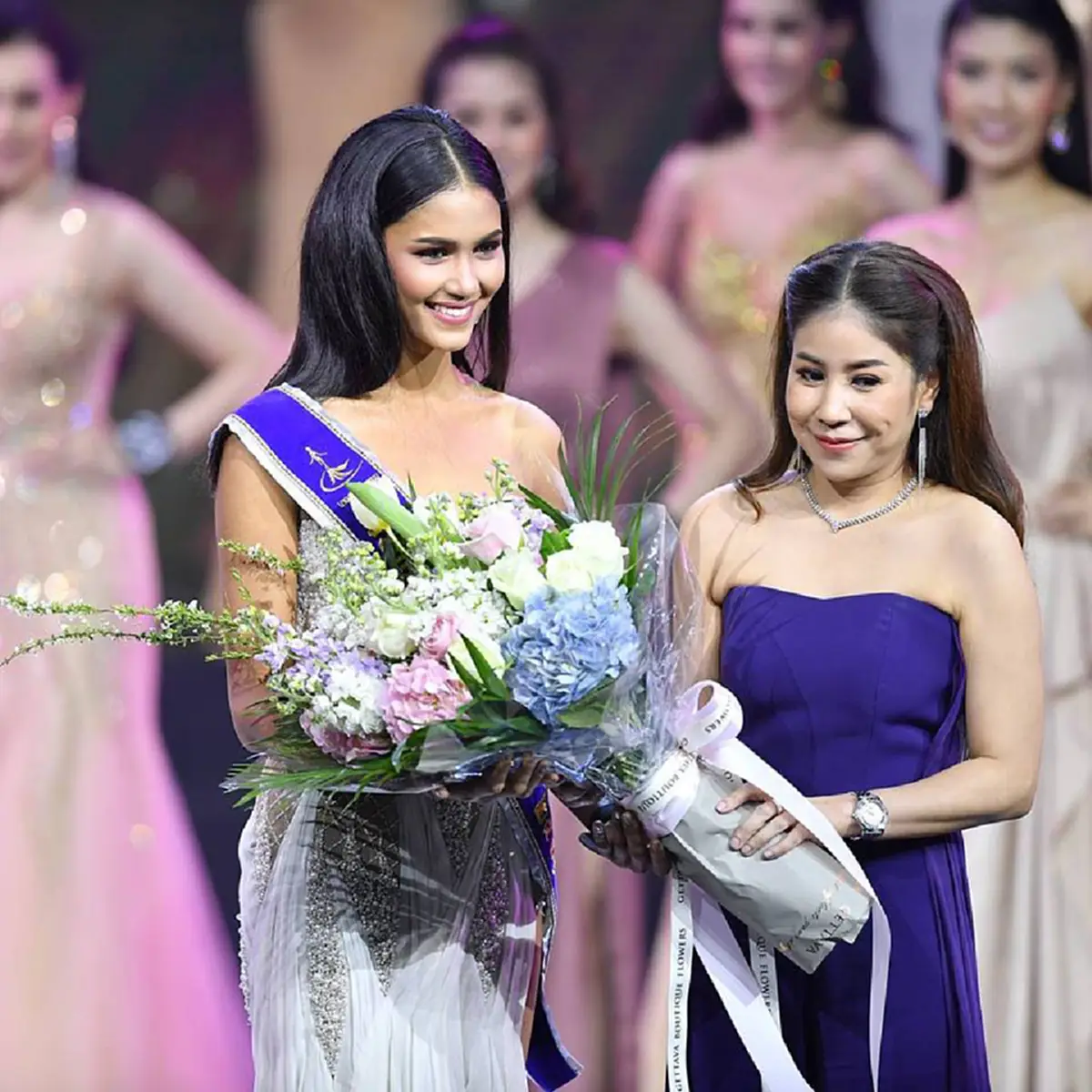 #คนทั้งฮอล์ตะลึงตาค้าง!! เมื่อ รอง1 "นางสาวถิ่นไทยงาม" สวมชุดราตรีขึ้นเวที ซีทรูที่แท้จริง !! (มีคลิป)