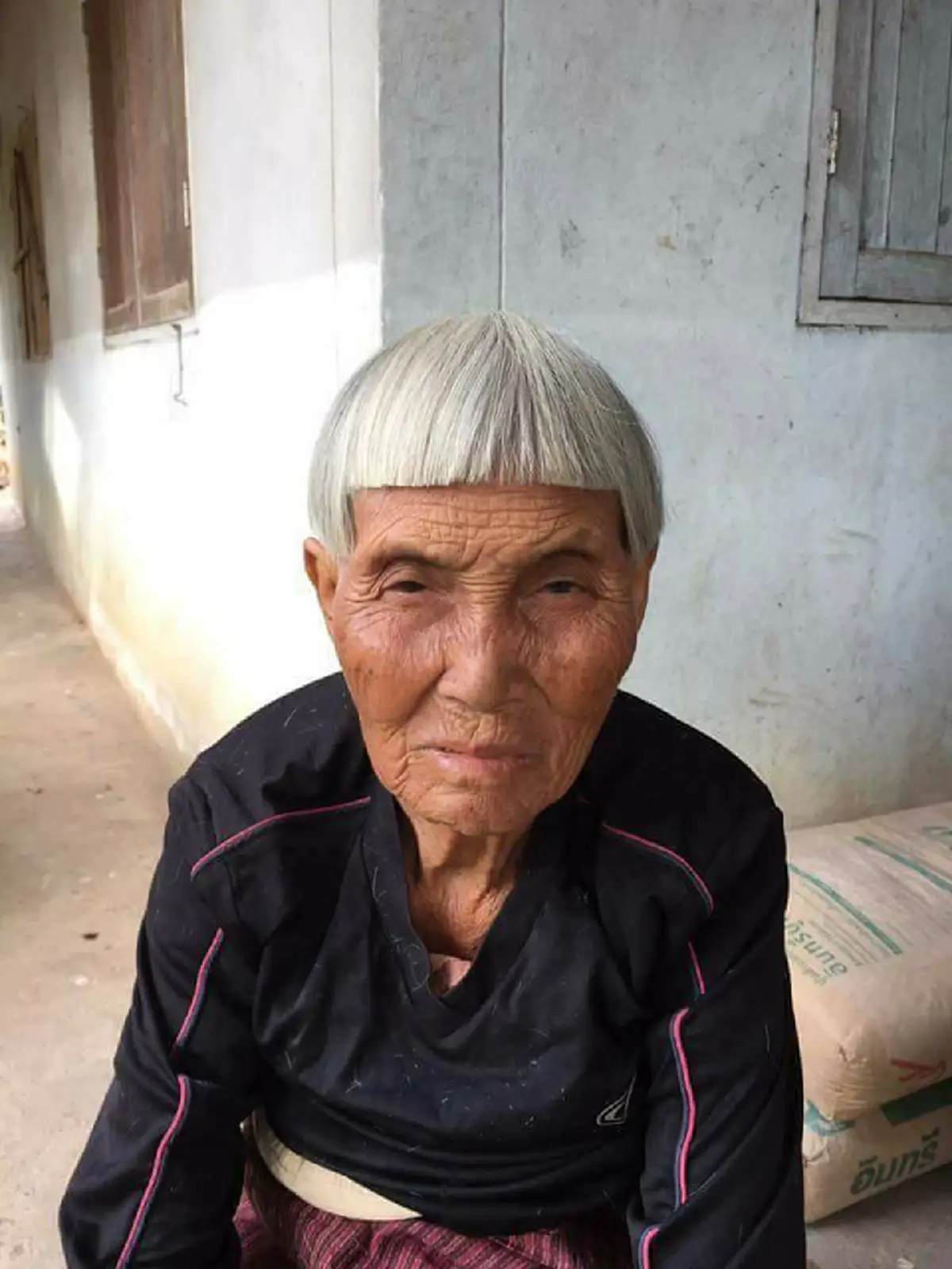 #โอ๊ยตะลึงตาค้าง!! ลูกชายตัดผมให้แม่ "ทรงม้าเต่อ ยกสูงเก๋ๆ" ผลลัพธ์ที่ได้ พีคเกินคาด ขำกรามแทบค้าง !! (ชมคลิป)