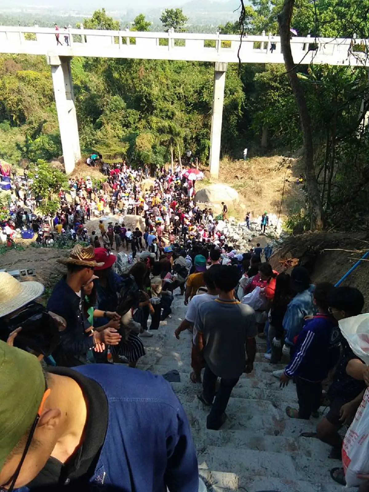 พลังศรัทธาเป็นหนึ่งเดียว!! ประชาชนจากทั่วทุกสารทิศนับพันคน หลั่งไหลมาที่วัดเขาตะแบก เพื่อช่วยกันผสมปูนมาเทลานวัดและทางขึ้นวิหารหลวงพ่อโสธร