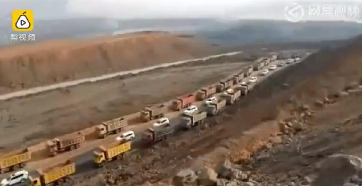 สุดอลังการงานสร้าง!! เศรษฐีชาวจีน จ้างรถบรรทุกหลายร้อยคันเพื่อให้มาจัดขบวนแห่ศพแม่ พร้อมมหรสพจากโรงละคร (ชมคลิป)