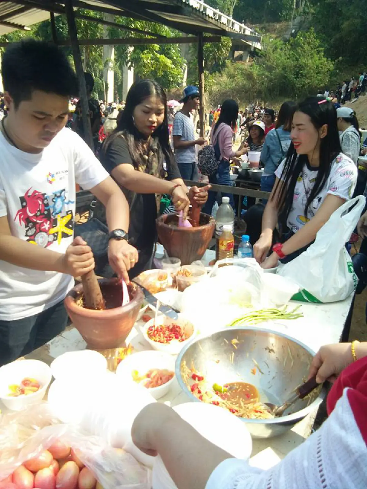 พลังศรัทธาเป็นหนึ่งเดียว!! ประชาชนจากทั่วทุกสารทิศนับพันคน หลั่งไหลมาที่วัดเขาตะแบก เพื่อช่วยกันผสมปูนมาเทลานวัดและทางขึ้นวิหารหลวงพ่อโสธร