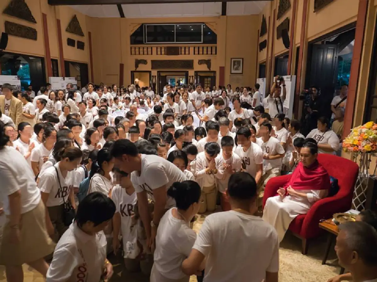 ศรัทธา ต่อยอด ธุรกิจ !!! โซเชียลเผย อ.อ้อย...เรียกตัวเอง "เจ้าหญิงเลอาแห่งศาสนา" เคาะราคา ภาพตัวเองกว่า 11 ล้าน !!!