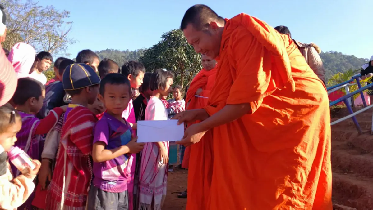 กราบอนุโมทนาบุญ! พระสงฆ์เดินทางไปมอบทุนการศึกษา จำนวน 56 ทุน ทุนละ 200 บาท ให้กับเด็กๆบนดอย ในจังหวัดตาก (ชมคลิป)