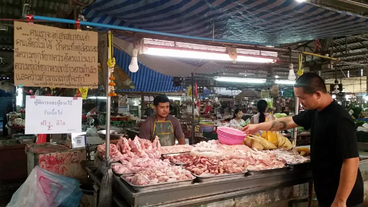 ช่วยกันแชร์วนไป!! พ่อค้าขายไก่ใจหล่อ ติดป้ายประกาศหน้าร้าน แจกเนื้อไก่ฟรีครึ่งกิโล ให้แก่ผู้พิการ และ ผู้ไร้ญาติ!