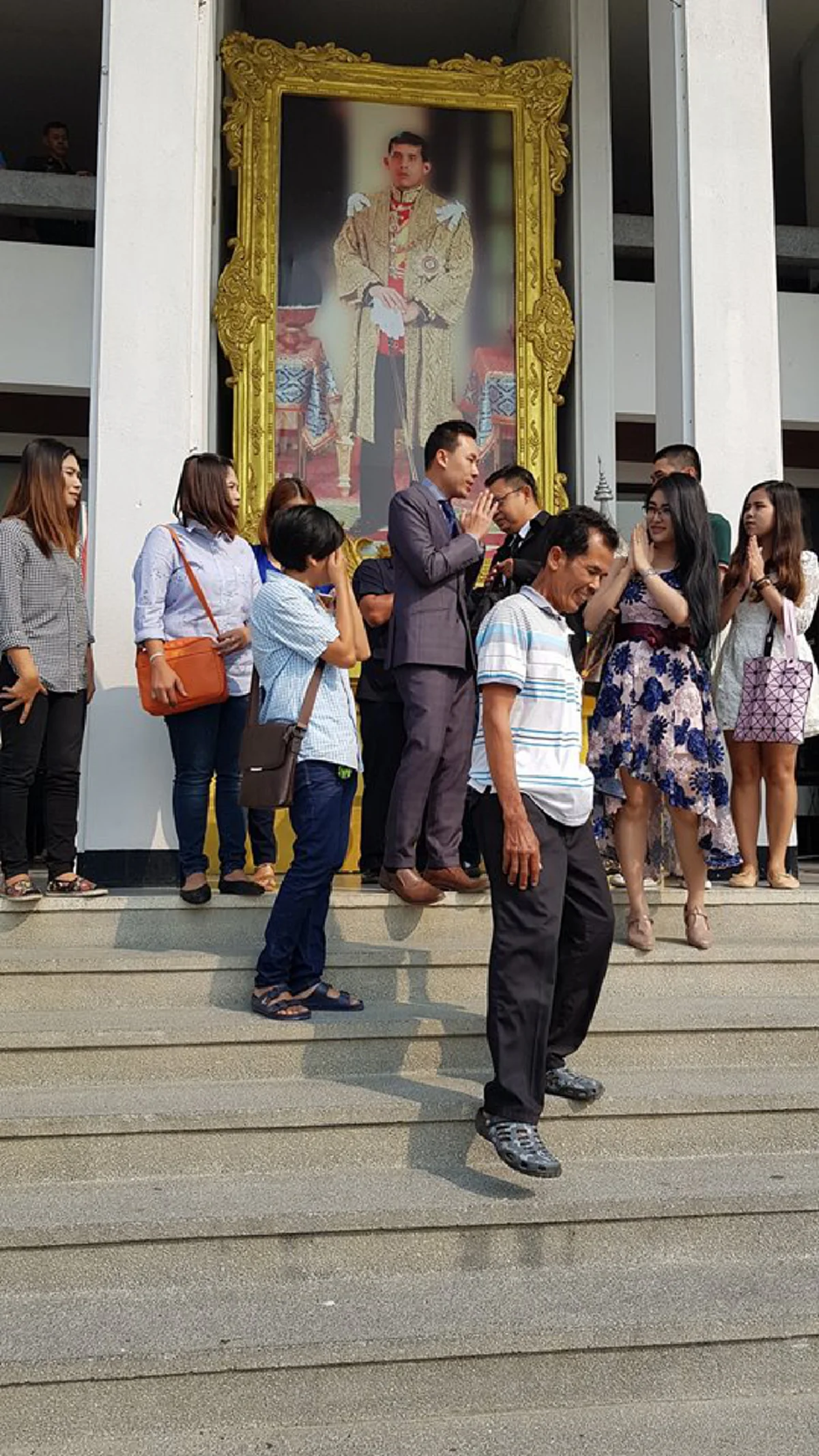 เห็นแล้วน้ำตาไหล !! เปิดวินาที " นายทหารอากาศ " ก้มกราบพ่อ แม่ หลังถูกยัดยา !  ติดคุกฟรี !!? (ชมคลิป)