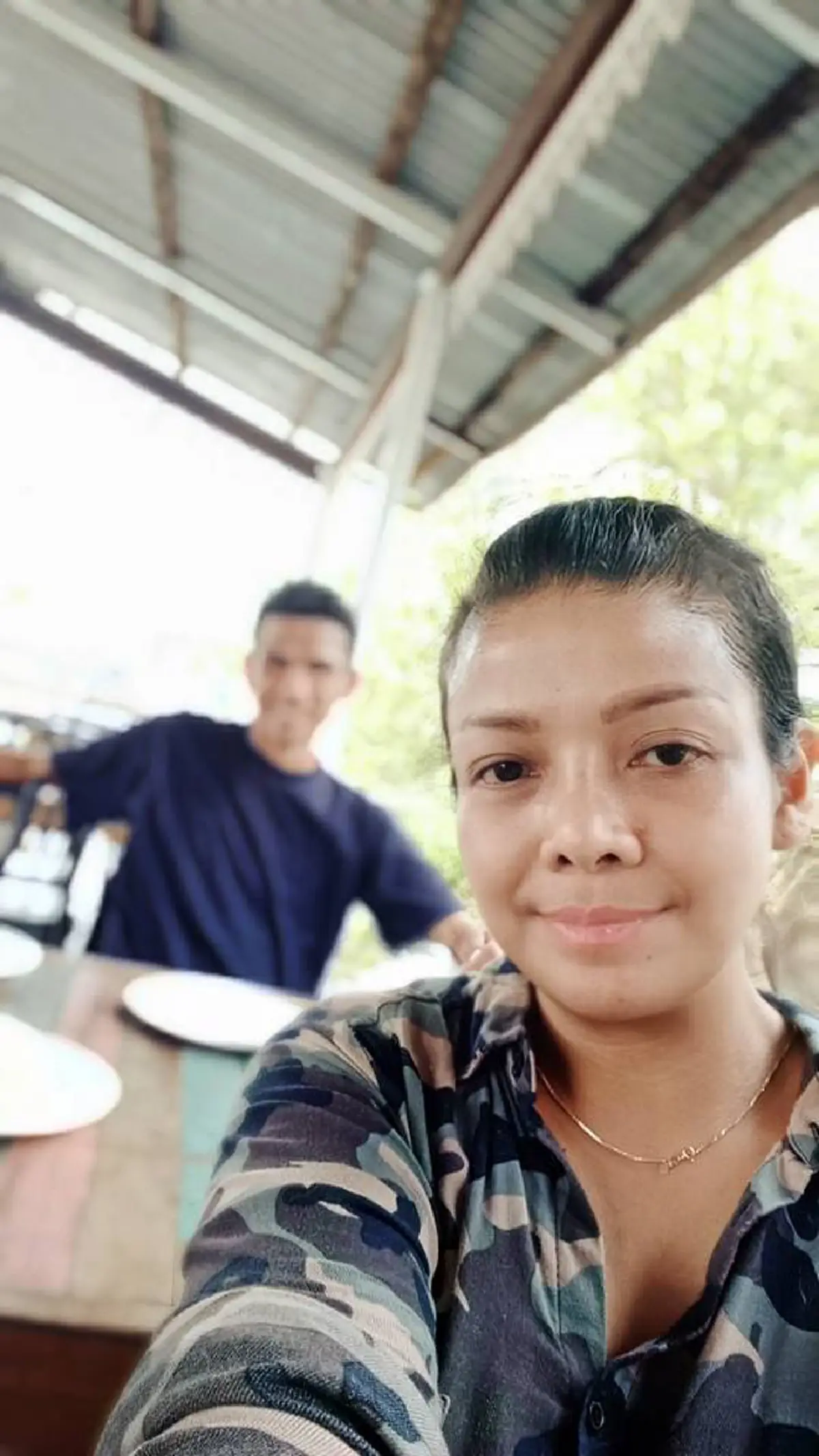 *จ้องจนตาแทบถลน!!! เมื่อ &quot;อดีตนักร้องลูกทุ่งชื่อดัง&quot; พา &quot;ลูกชายสุดหวง&quot; นั่งกินข้าวบนพื้นหน้าซุปเปอร์มาร์เก็ต ทำเอาแฟนคลับอึ้ง!!! (ชมคลิป)