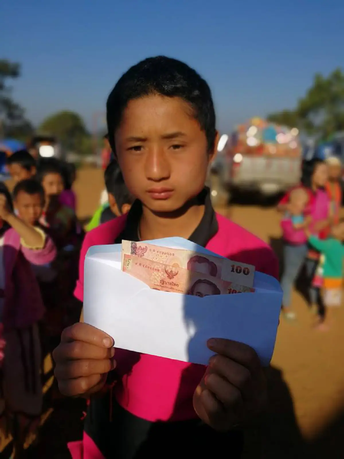 กราบอนุโมทนาบุญ! พระสงฆ์เดินทางไปมอบทุนการศึกษา จำนวน 56 ทุน ทุนละ 200 บาท ให้กับเด็กๆบนดอย ในจังหวัดตาก (ชมคลิป)