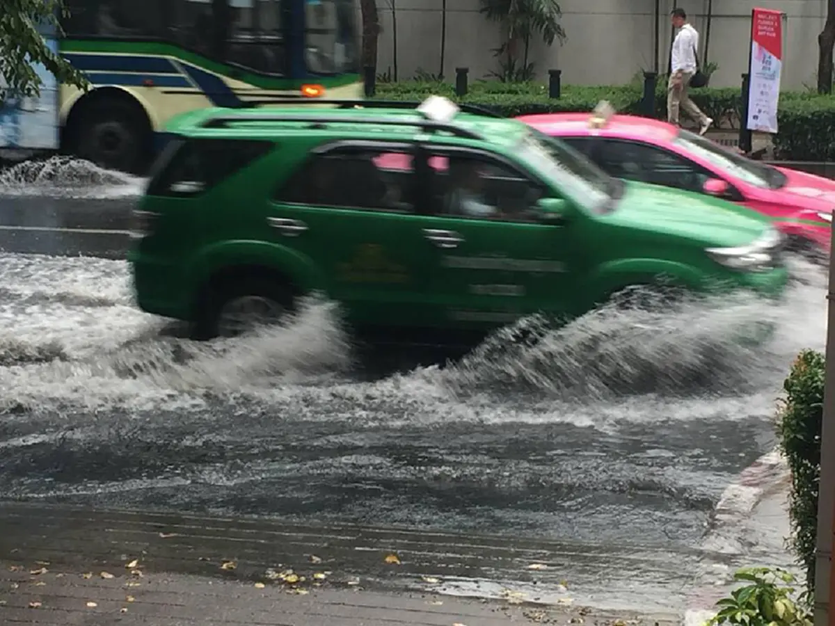 คนกรุงกุมขมับ!! อากาศสุดแปรปรวน ฝนถล่มกรุงเทพเละ เกิดอุบัติเหตุหลายจุด คาดการณ์เย็นนี้รถติดหนักหลายพื้นที่!! (ชมคลิป)