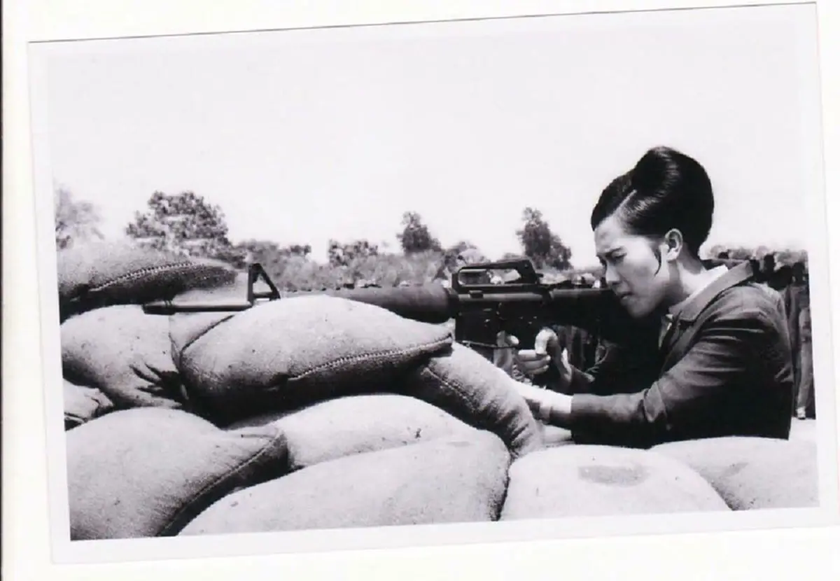 ธ ทรงเป็น จอมทัพไทย!! อีกหนึ่งพระปรีชาสามารถของ "ในหลวง ร.9 - สมเด็จพระราชินีฯ" ด้านทรงพระแสงปืน ที่คนรุ่นหลังไม่เคยได้เห็น (ภาพ)