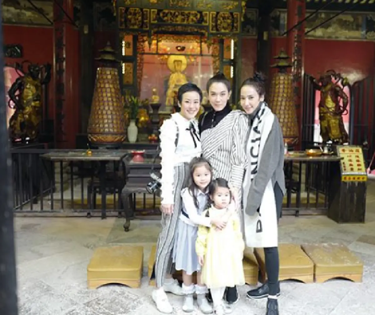 แม่มาแล้ว!! "อั้ม" เคลื่อนไหวครั้งแรก หลังถูก "ลีน่า จัง" ด่า..เป็นซุปตาร์ไร้ผัว งานนี้จัดเต็มถึงใจ แคปชั่นใสๆ แต่ตีความหมายได้เจ็บมาก!?