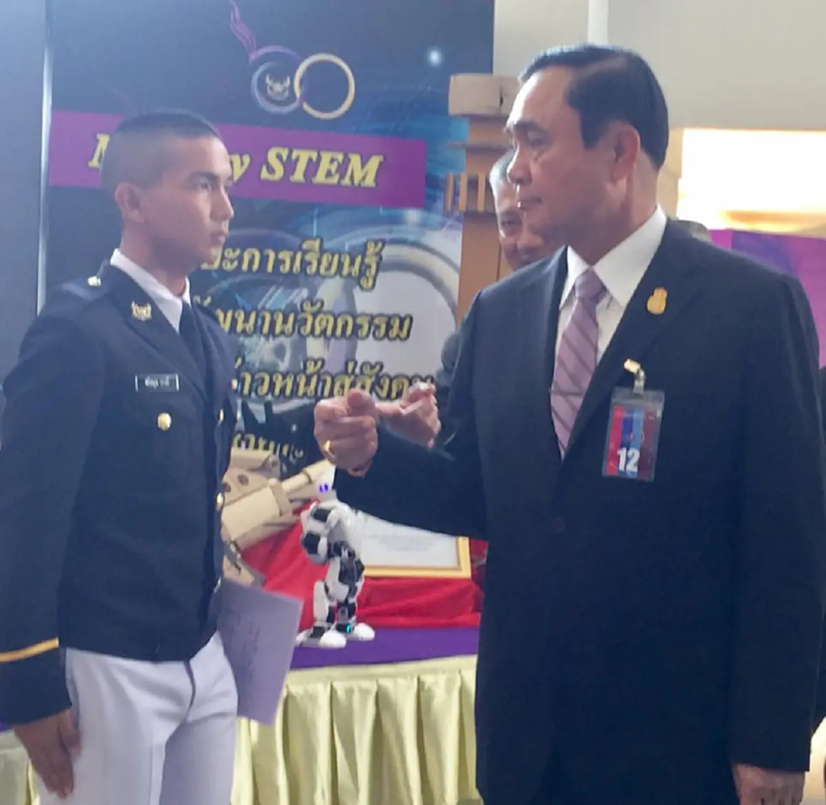 "บิ๊กตู่" ให่กำลังใจ "น้อง" นักเรียนเตรียมทหาร!!! ที่สร้างโปรแกรมควบคุมหุ่นยนต์ทำท่าแบบทหารได้!!!