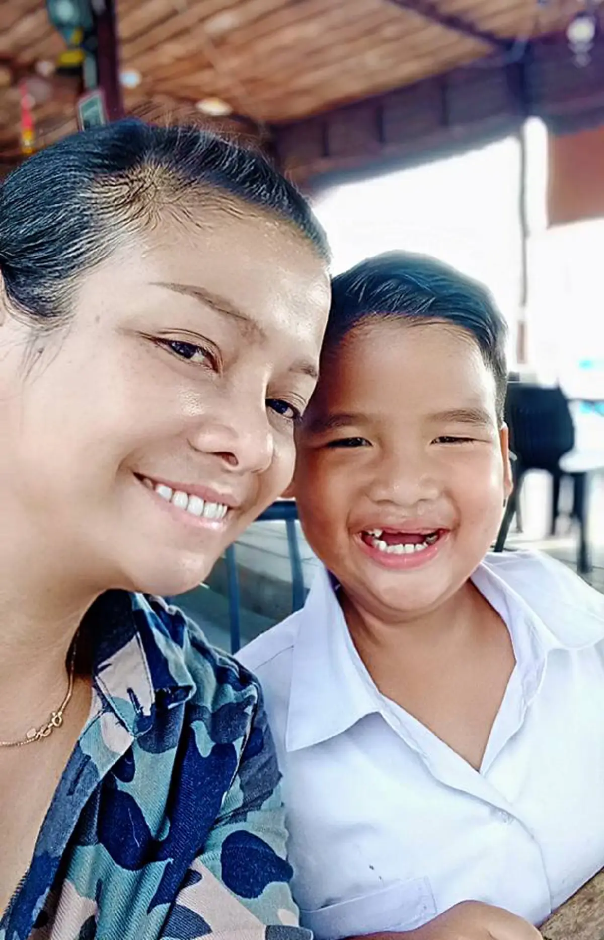 *จ้องจนตาแทบถลน!!! เมื่อ &quot;อดีตนักร้องลูกทุ่งชื่อดัง&quot; พา &quot;ลูกชายสุดหวง&quot; นั่งกินข้าวบนพื้นหน้าซุปเปอร์มาร์เก็ต ทำเอาแฟนคลับอึ้ง!!! (ชมคลิป)