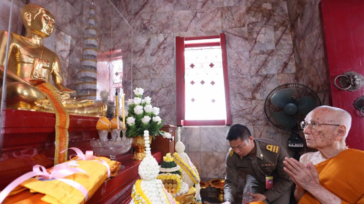 เจ้าพระคุณ สมเด็จพระสังฆราช เสด็จสักการะและบำเพ็ญพระกุศลอุทิศถวายแด่สมเด็จพระสังฆราชในอดีต เป็นวันที่3 เนื่องในเทศกาลเข้าพรรษา