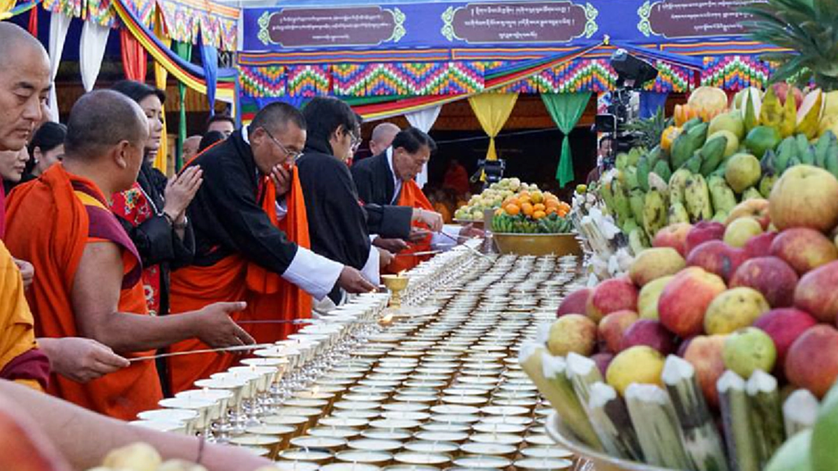 ๒๖ ต.ค.เสียงสวดมนต์ก้องทั่วภูฏาน!!!  กษัตริย์จิกมี โปรดให้จัดพิธีสวดมนต์พิเศษ เพื่อถวายเป็นพระราชกุศลแด่ ในหลวง ร.๙ ในวันถวายพระเพลิงฯ