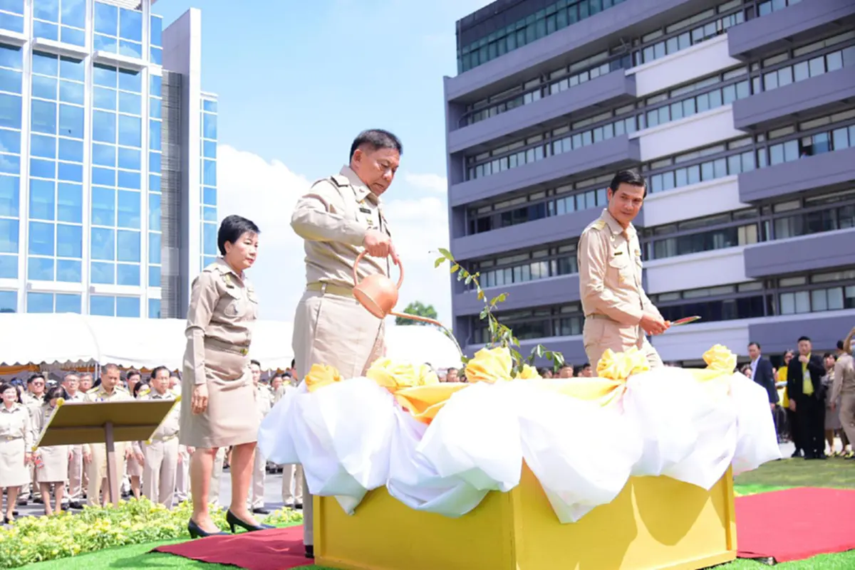 ผู้ว่าฯกทม.ปลูกต้นรวงผึ้งพระราชทาน ในโครงการ \"1จังหวัด1ถนนเฉลิมพระเกียรติ\"