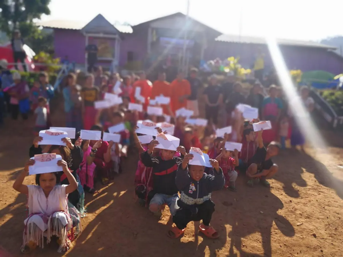 กราบอนุโมทนาบุญ! พระสงฆ์เดินทางไปมอบทุนการศึกษา จำนวน 56 ทุน ทุนละ 200 บาท ให้กับเด็กๆบนดอย ในจังหวัดตาก (ชมคลิป)