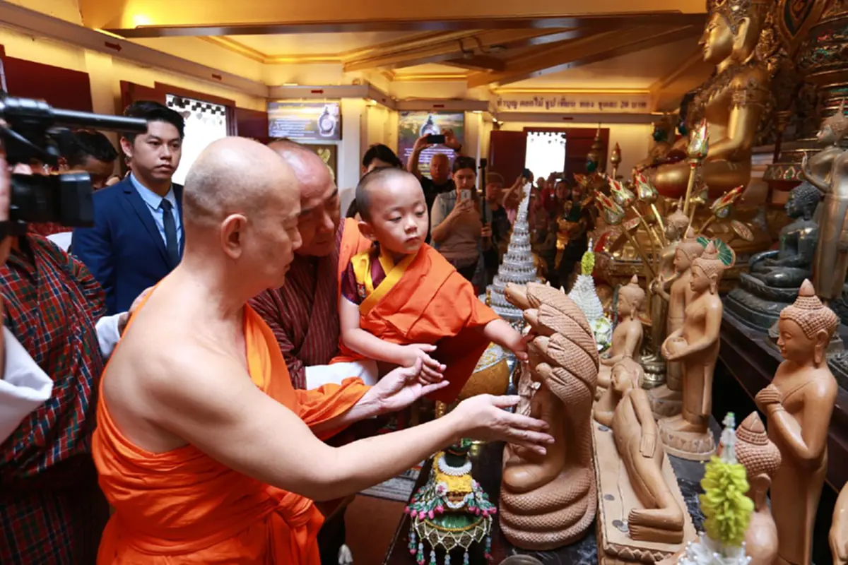 ชาวไทยสุดชื่นใจ! ลามะน้อยหลานกษัตริย์จิกมี แห่งภูฏาน ทรงระลึกชาติได้กว่า 800 ปี เสด็จเยือนวัดสระเกศ สักการะบูชา พระบรมสารีริกธาตุ
