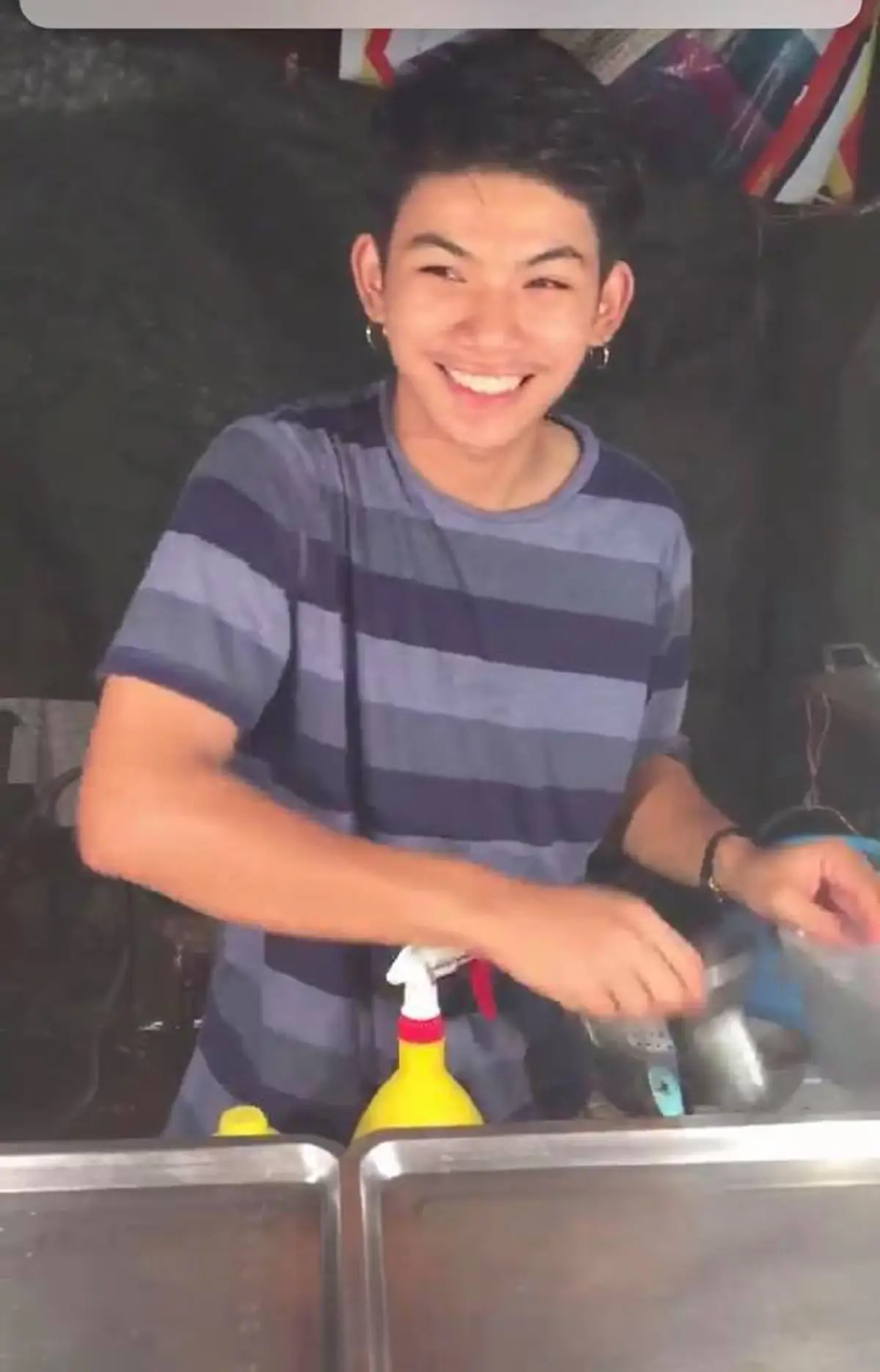 ***ชาวเน็ตแห่แชร์รัวๆ !! "พ่อค้าขายแมลงทอด" หล่อเวอร์ แซบจนอยากเหมากลับบ้าน งานนี้ทำเอาชะนีเก้งกวางถึงกับใจเต้นระรัว !? (คลิป)