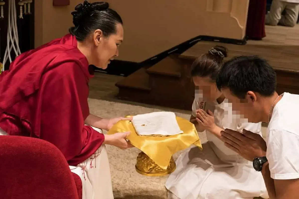 ศรัทธาหรือต่อยอดธุรกิจ!! ชาวเน็ตขุดไม่เลิก ตั้งคำถาม "ผ้าคลุมไหล่พร้อมลายเซ็นเจ้าสำนักเตโชฯกับเข็มกลัดทอง" ราคากี่ล้าน ?!!!