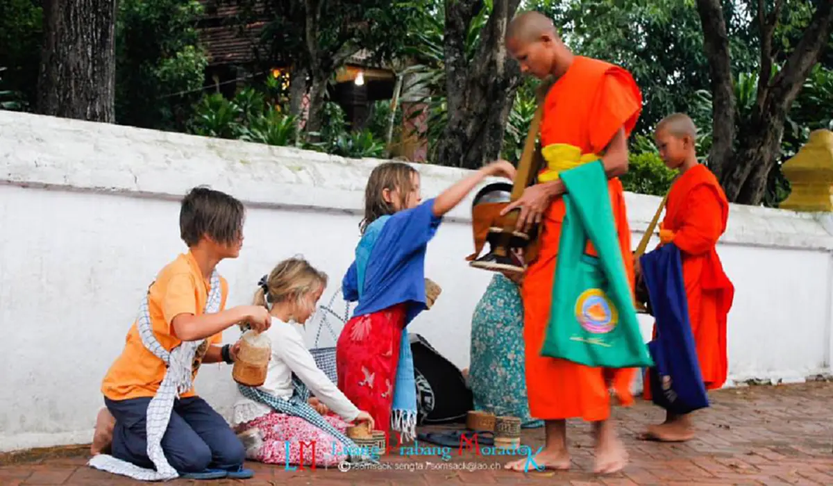 เรื่องจริง...หรือนี่ !?! วัฒนธรรม แห่งหลวงพระบาง ประกาศ "ห้ามตักบาตรด้วยขนมต่างชาติ" !!! โซเชียลไทยถึงกับเสียงแตก !!!