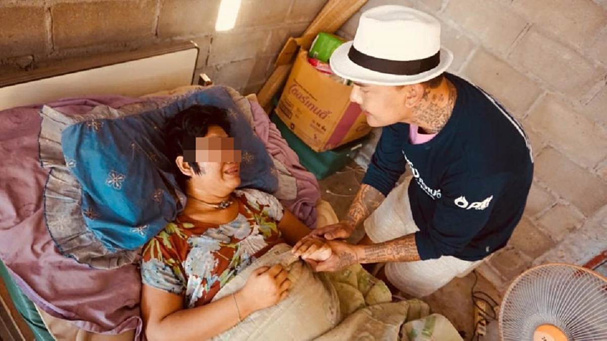 สุดสงสาร! ด.ช. วัย12 ขวบ เรียนอยู่ ป.6 ต้องขาดเรียนเพื่อคอยดูแลแม่พิการ ส่วนพ่อต้องออกไปรับจ้างรายวันเพื่อหาเงินส่งให้น้องคนเล็กได้เรียนแทน