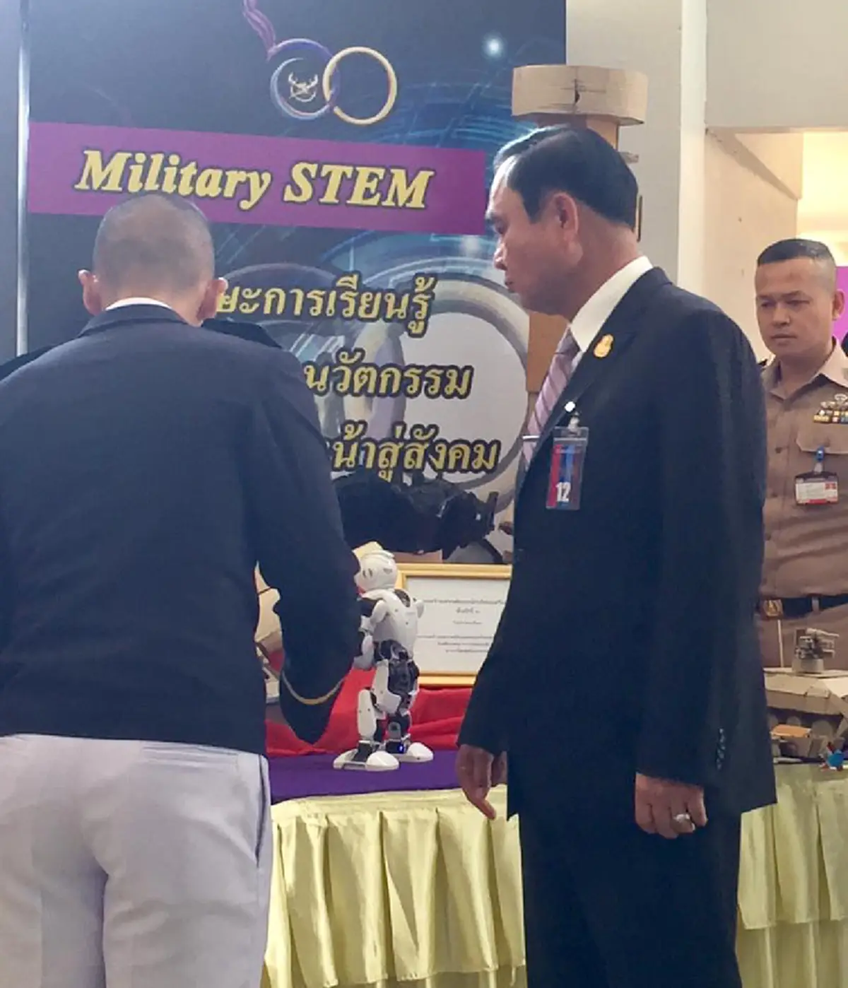 "บิ๊กตู่" ให่กำลังใจ "น้อง" นักเรียนเตรียมทหาร!!! ที่สร้างโปรแกรมควบคุมหุ่นยนต์ทำท่าแบบทหารได้!!!