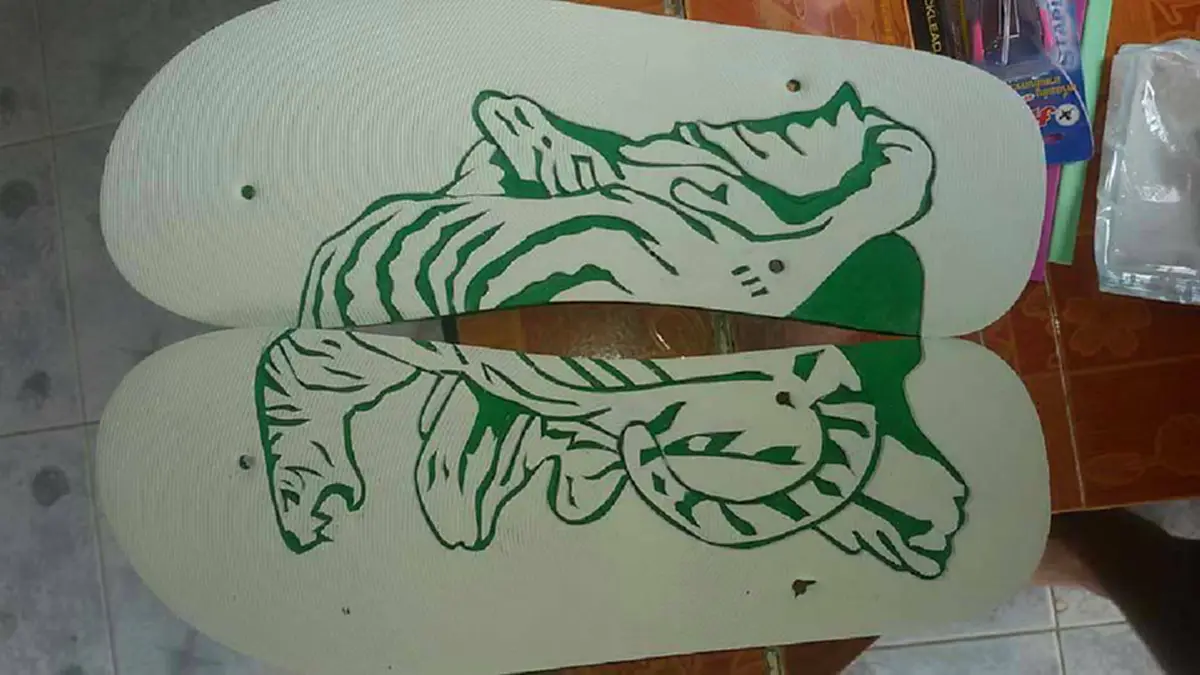 อ.เฉลิมชัย เรียกตัวด่วน!! "หนุ่มน้อย" ฝีมือขั้นเทพ แกะลายรองเท้าแตะขาย หาเงินรักษาแม่ป่วย เลี้ยงน้องอีก 4 คน บอกเลยมืออาชีพยังอาย!! (ชมคลิป)