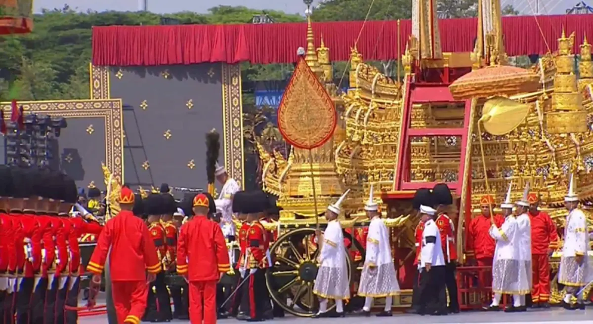 มรดกล้ำค่าของไทย!! เปิดที่มา "เกรินบันไดนาค" ที่ใช้อัญเชิญพระบรมโกศลงจากพระมหาพิชัยราชรถ ในพระราชพิธีถวายพระเพลิงพระบรมศพฯ (ชมคลิป) !!