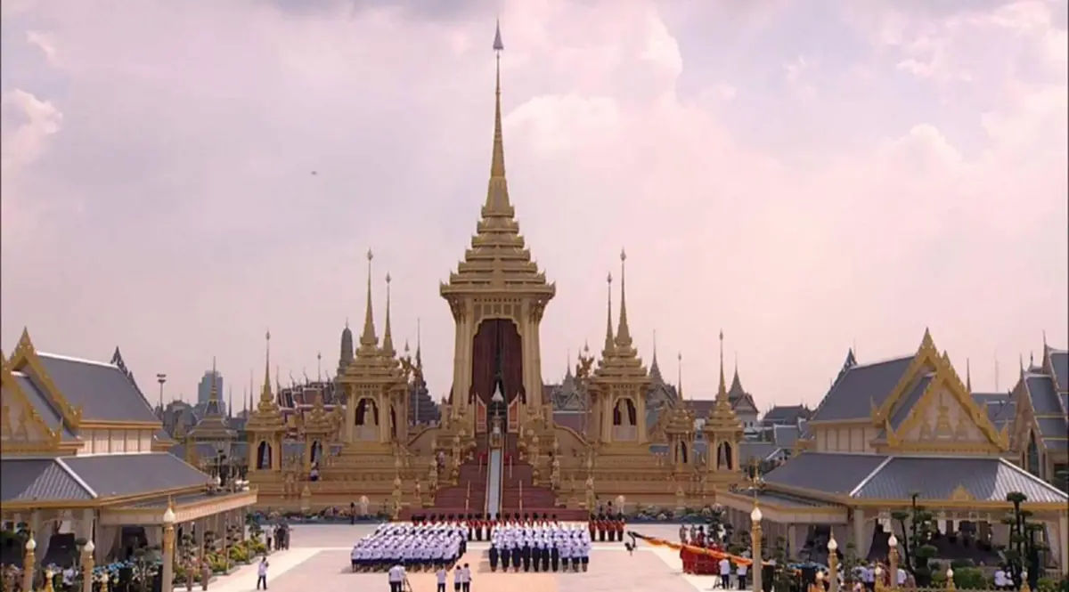 พระผู้เสด็จสู่สวรรคาลัย!! ปาฏิหาริย์เหนือท้องฟ้าสงขลา "กลุ่มเมฆ" ชวนให้คิดถึงคนบนฟ้า มองคล้าย "ในหลวงทรงงาน" ในพิธีถวายดอกไม้จันทน์ !!