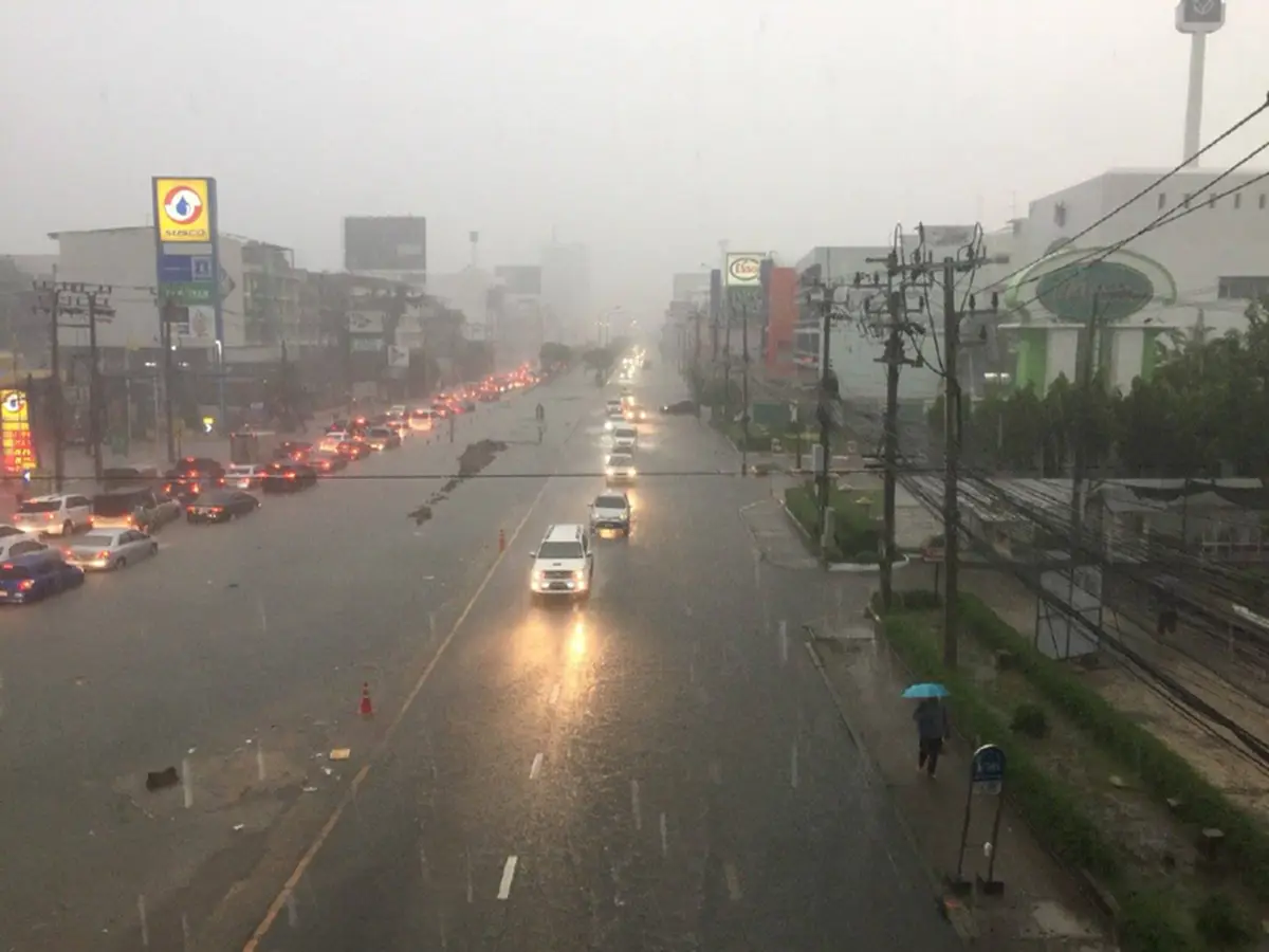 จากถนนก็เป็นคลอง!! ตรวจสอบสภาพเมืองกรุงหลังฝนถล่ม กรมอุตุฯ ย้ำพรุ่งนี้ยังชุ่มก่อนอุณหภูมิลด1-3องศา!? (คลิป-ภาพ)