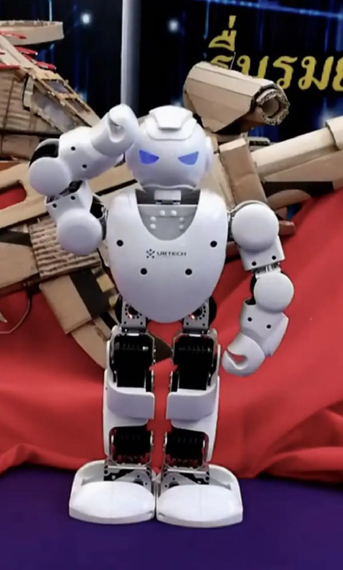 "บิ๊กตู่" ให่กำลังใจ "น้อง" นักเรียนเตรียมทหาร!!! ที่สร้างโปรแกรมควบคุมหุ่นยนต์ทำท่าแบบทหารได้!!!