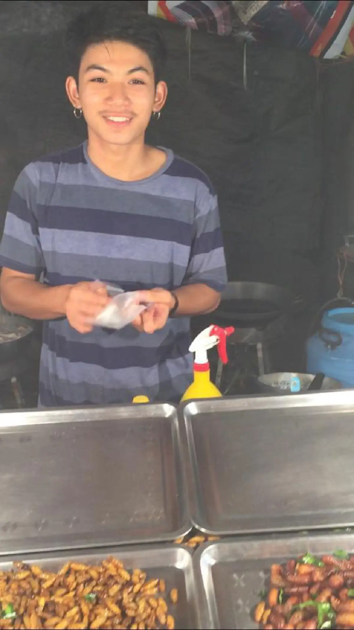 ***ชาวเน็ตแห่แชร์รัวๆ !! "พ่อค้าขายแมลงทอด" หล่อเวอร์ แซบจนอยากเหมากลับบ้าน งานนี้ทำเอาชะนีเก้งกวางถึงกับใจเต้นระรัว !? (คลิป)