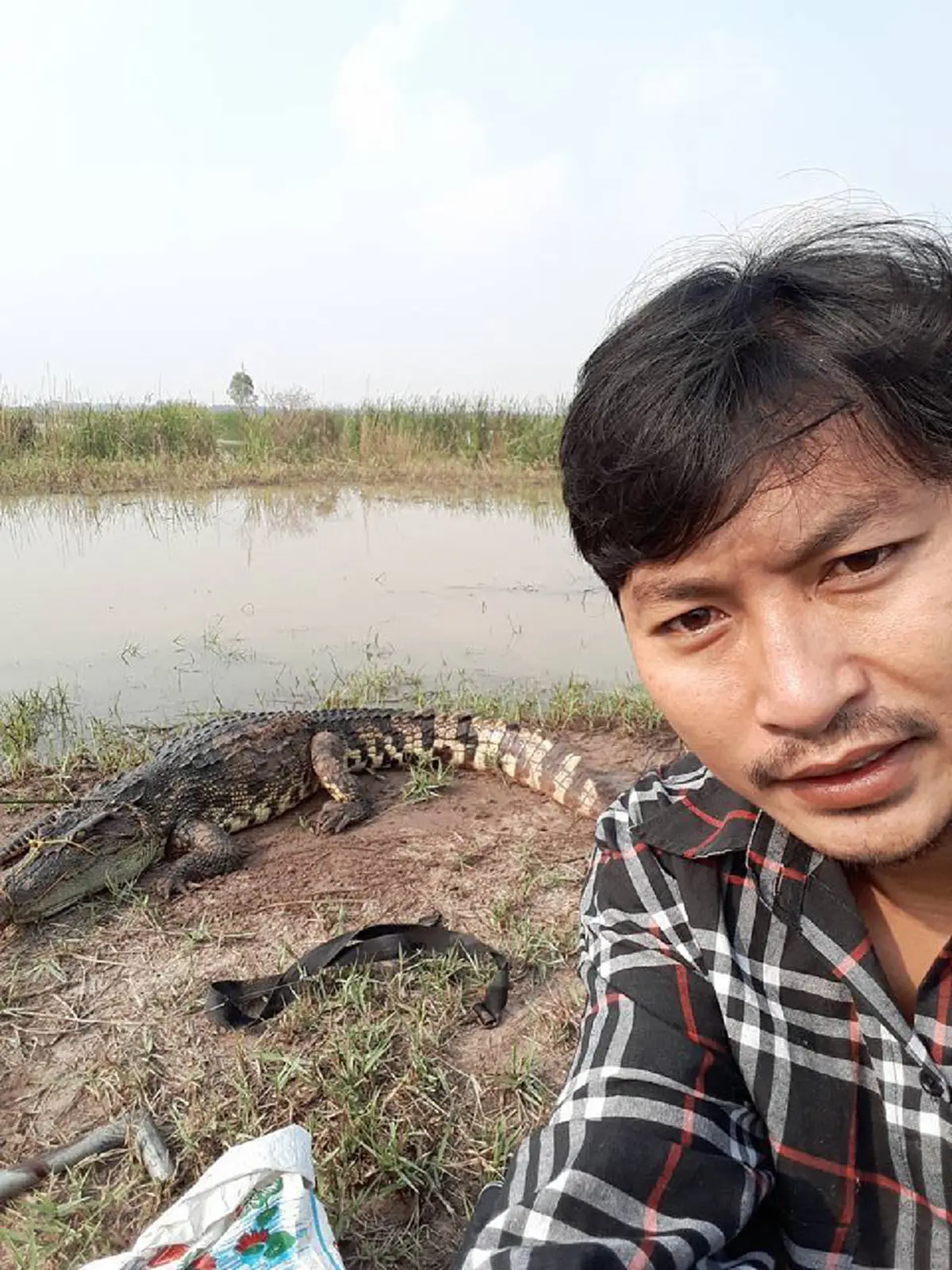 ใจเด็ด !!! วินาทีระทึก !!! "ไกรทอง" พิชิต "ชาละวัน" ดุร้ายยาว 2 เมตร คาดยังมีอีกหลายตัว (ชมคลิป)