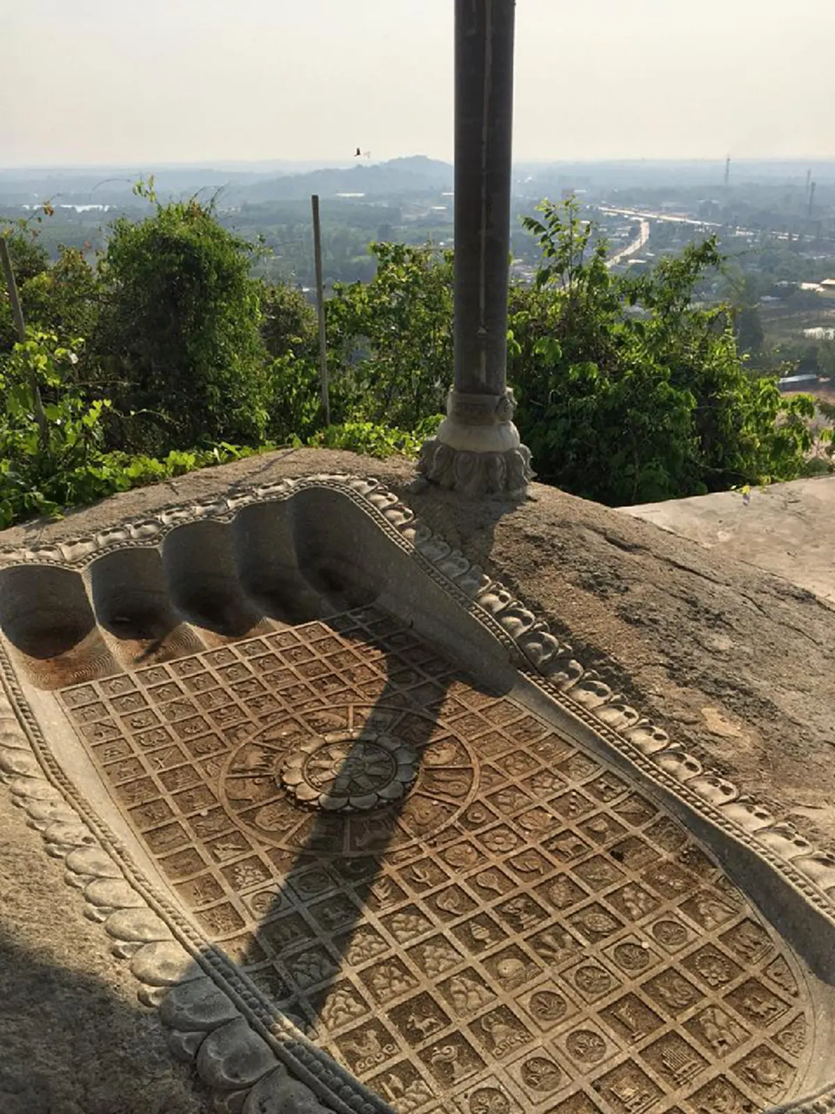 สถานที่ทำบุญแห่งใหม่คล้ายเขาคิชกุฏ! "วัดเขาเจริญสุข" วัดสวยที่ตั้งอยู่บนเขาใน จ.ฉะเชิงเทรา กราบไหว้สิ่งศักดิ์สิทธิ์พร้อมชมธรรมชาติที่สวยงาม