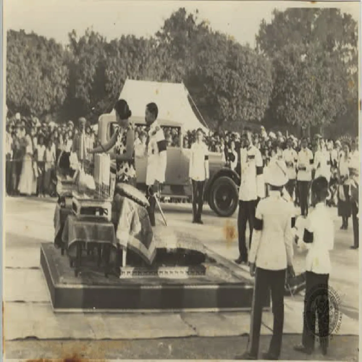น้อมรำลึกถึงพระมหากรุณาธิคุณ!!! รวมภาพ "พิธีถวายบังคมพระบรมรูป รัชกาลที่๕" จากสมัยอดีตสู่ปัจจุบัน !!!