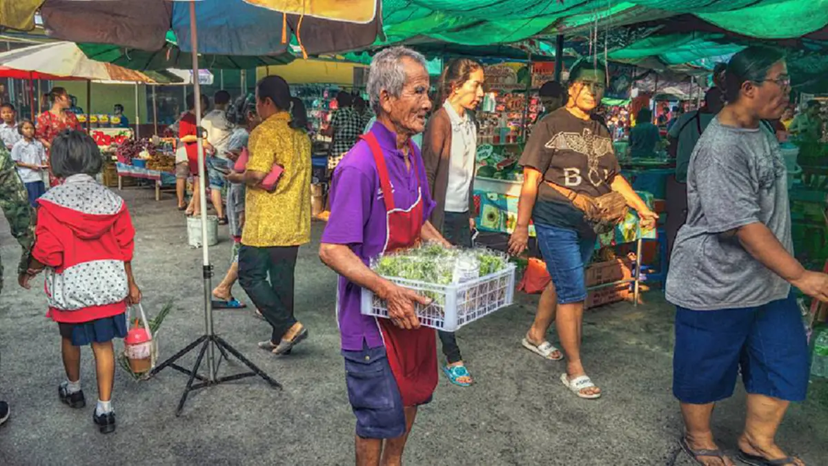 ชาวเน็ตแห่แชร์พิกัดร้าน! คุณลุงชราวัย 70 ปี สุดสู้ชีวิต เดินขายสาคูอยู่ในตลาด เพื่อหาเงินประทังชีวิต (มีคลิป)