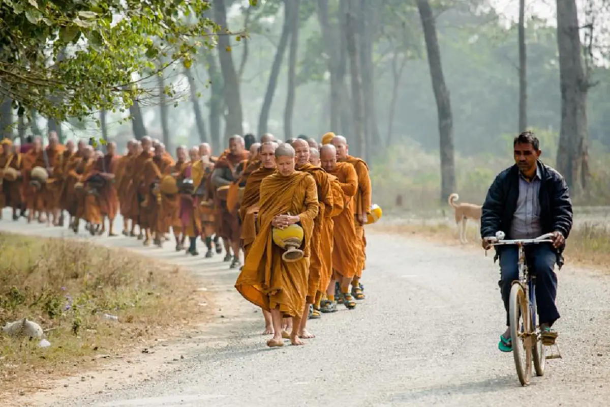 น้อมกราบสาธุ...คณะสงฆ์วัดไทยลุมพินี นำภัตตาหารไปถวายคณะพระธุดงค์ ๑๒๐ รูป และ คณะเดินธุดงค์ธรรมยาตราแดนพุทธภูมิ กว่า ๒,๒๓๕ กิโลเมตร