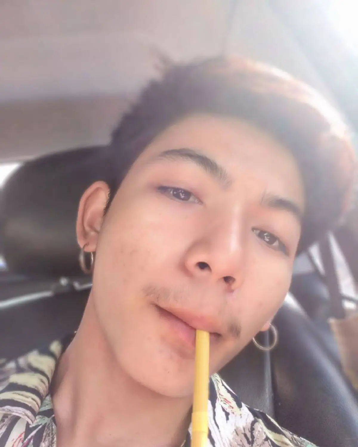 ***ชาวเน็ตแห่แชร์รัวๆ !! "พ่อค้าขายแมลงทอด" หล่อเวอร์ แซบจนอยากเหมากลับบ้าน งานนี้ทำเอาชะนีเก้งกวางถึงกับใจเต้นระรัว !? (คลิป)