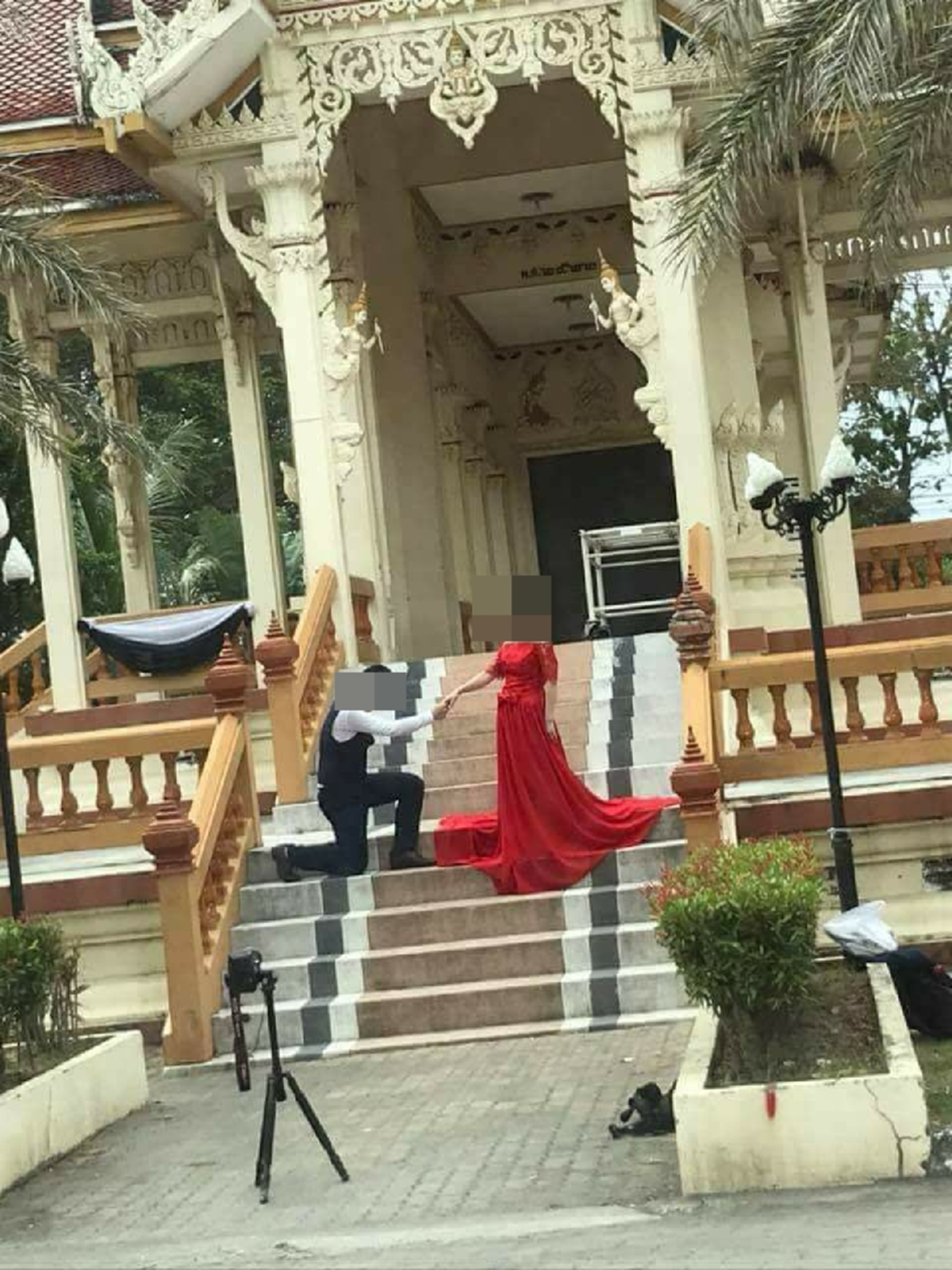 เป็นเรื่องจนได้ !!! หนุ่มแอบถ่ายโพสต์ด่า "พรีเวดดิ้ง...หน้าเมรุ" !!! โซเชียล ฉะ...คนโพสต์เละ เหมาะสมไหมที่เอารูปเขามาด่า !!!