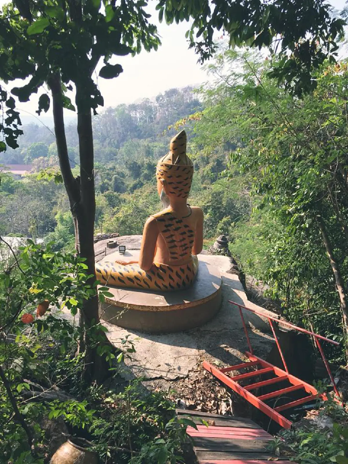 สถานที่ทำบุญแห่งใหม่คล้ายเขาคิชกุฏ! "วัดเขาเจริญสุข" วัดสวยที่ตั้งอยู่บนเขาใน จ.ฉะเชิงเทรา กราบไหว้สิ่งศักดิ์สิทธิ์พร้อมชมธรรมชาติที่สวยงาม