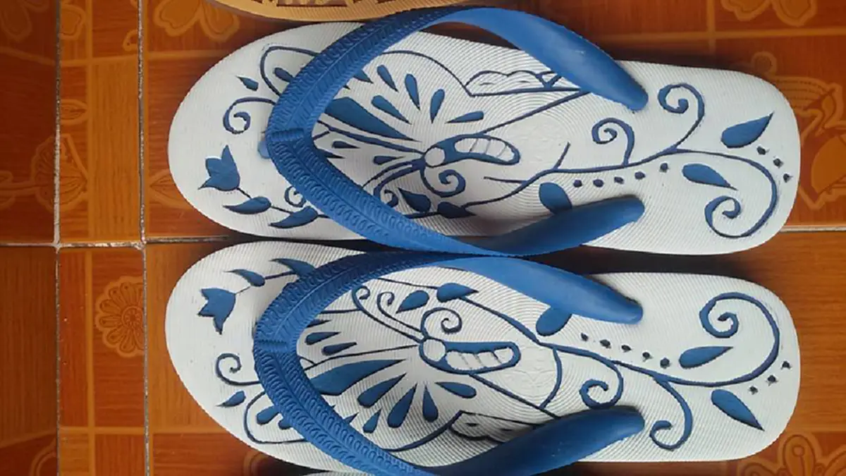 อ.เฉลิมชัย เรียกตัวด่วน!! "หนุ่มน้อย" ฝีมือขั้นเทพ แกะลายรองเท้าแตะขาย หาเงินรักษาแม่ป่วย เลี้ยงน้องอีก 4 คน บอกเลยมืออาชีพยังอาย!! (ชมคลิป)