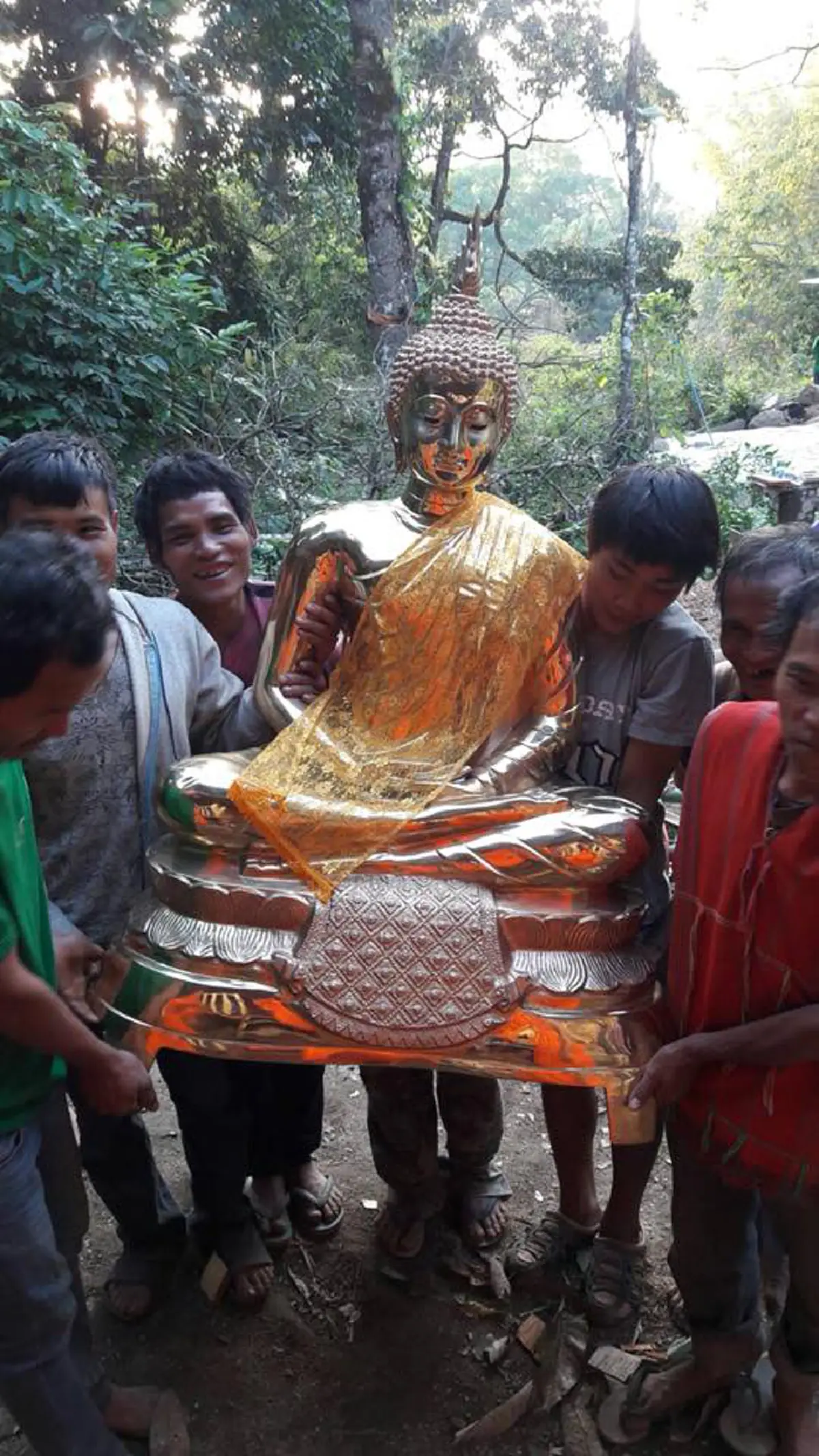 ศรัทธาในพระพุทธศาสนา!!  คณะพระสงฆ์ธรรมจาริก เดินทางขึ้นเขา นำ"พระพุทธรูป" มอบให้ชาวกะเหรี่ยง บ้าน"มอคี" (ชมคลิป)