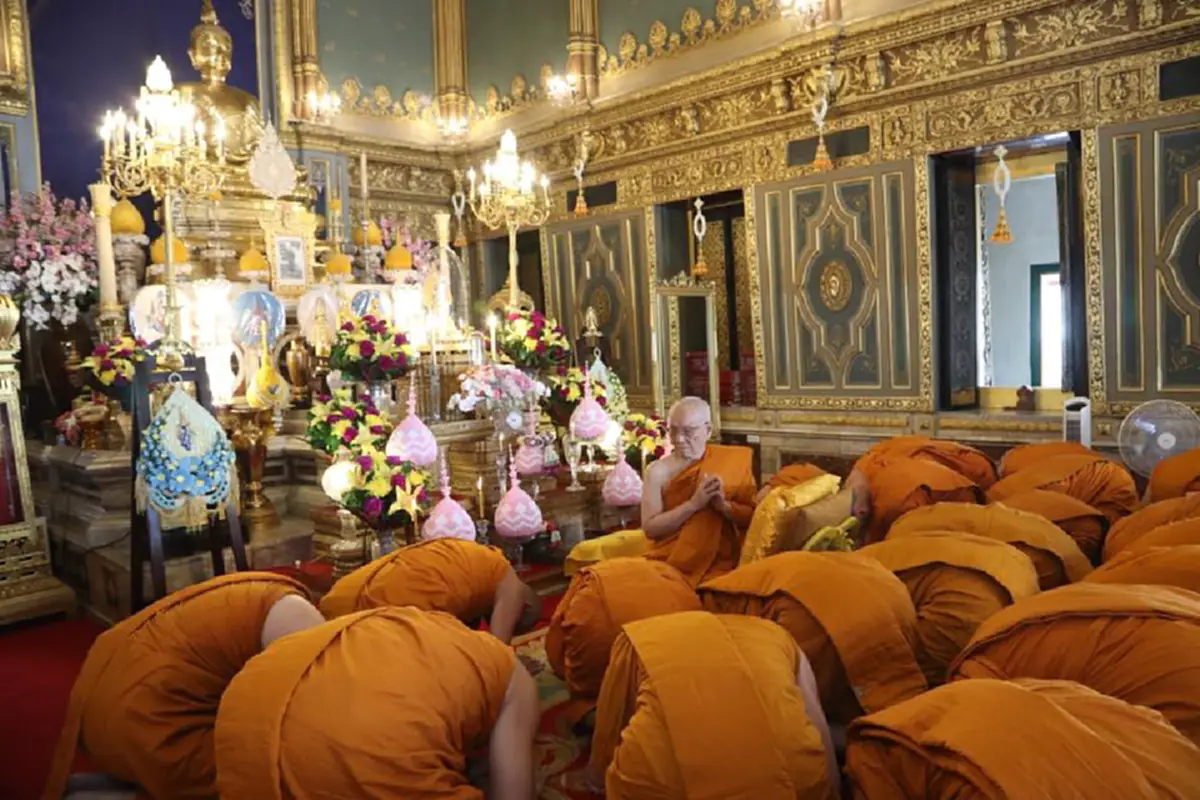 เรียบง่าย นอบน้อม พร้อมเพรียง!! เปิดภาพชุดสุดประทับใจ คณะสงฆ์วัดราชบพิธฯ พร้อมใจถวายสวัสดิมงคล ครบ ๑ ปี พิธีสถาปนาสมเด็จพระสังฆราช !!