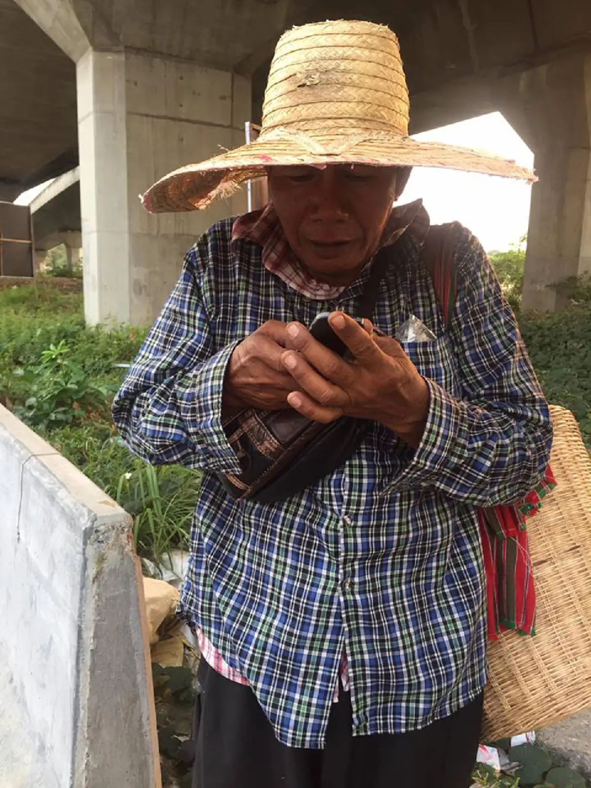 สุดสงสาร! ลุงขาพิการ เดินกะเผลกแบกตะกร้าสานเร่ขายไปตามถนน หาเงินประทังชีวิต พูดเศร้า. เจ็บขาก็ต้องทนเพราะมันคืออาชีพที่ลุงทำได้ตอนนี้ (คลิป)