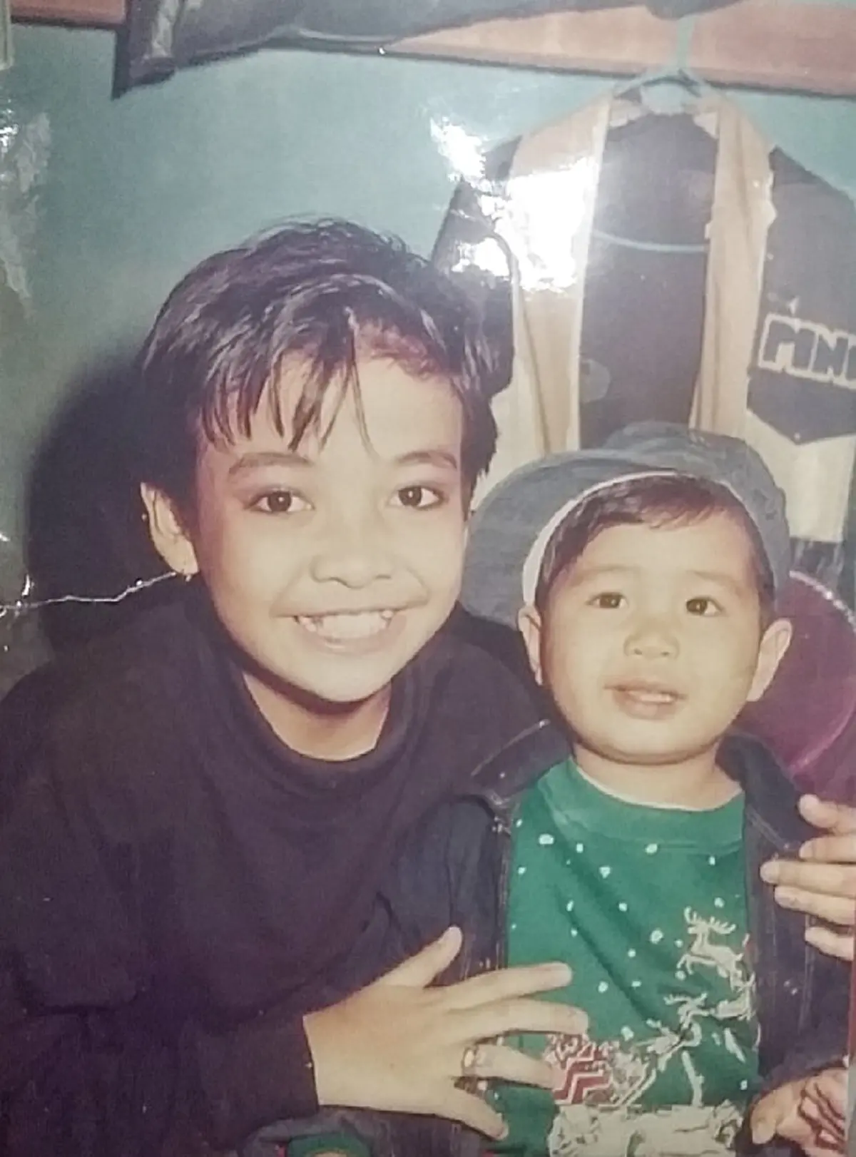 *จ้องจนตาแทบถลน!!! เมื่อ &quot;อดีตนักร้องลูกทุ่งชื่อดัง&quot; พา &quot;ลูกชายสุดหวง&quot; นั่งกินข้าวบนพื้นหน้าซุปเปอร์มาร์เก็ต ทำเอาแฟนคลับอึ้ง!!! (ชมคลิป)