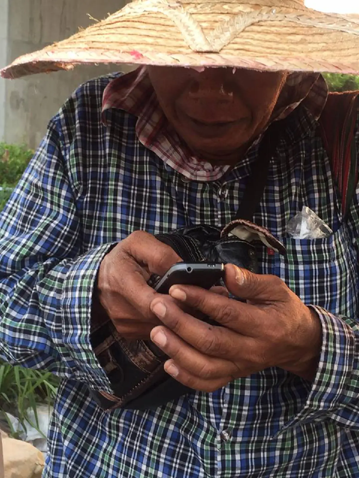 สุดสงสาร! ลุงขาพิการ เดินกะเผลกแบกตะกร้าสานเร่ขายไปตามถนน หาเงินประทังชีวิต พูดเศร้า. เจ็บขาก็ต้องทนเพราะมันคืออาชีพที่ลุงทำได้ตอนนี้ (คลิป)