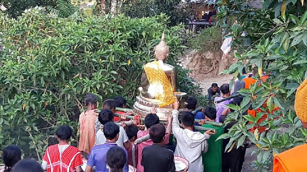 ศรัทธาในพระพุทธศาสนา!!  คณะพระสงฆ์ธรรมจาริก เดินทางขึ้นเขา นำ"พระพุทธรูป" มอบให้ชาวกะเหรี่ยง บ้าน"มอคี" (ชมคลิป)