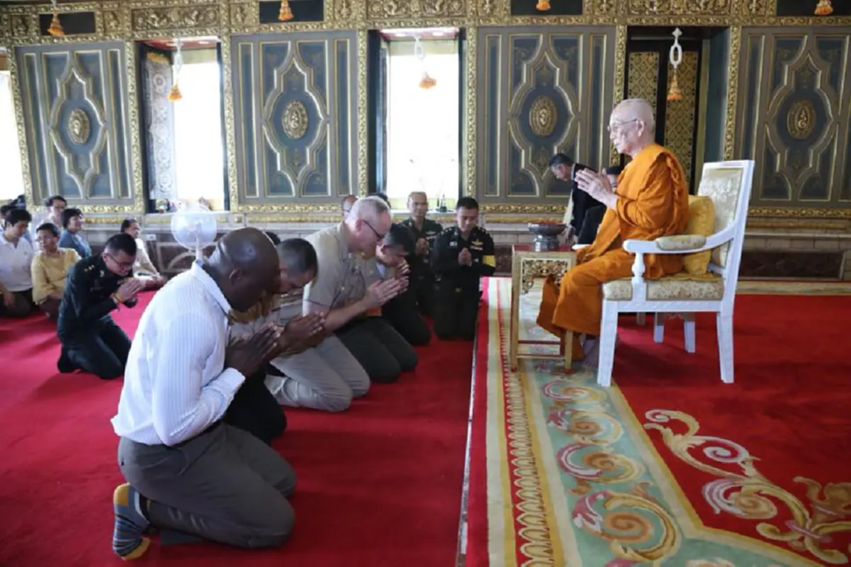 น้อมกราบสาธุการ!! "อนุศาสนาจารย์แห่งกองทัพสหรัฐ" เฝ้าถวายสักการะและขอประทานพร จาก "สมเด็จพระสังฆราช" โอกาสเข้ารับการฝึก!!
